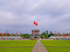 Hàng vạn người dân xếp hàng vào Lăng viếng Chủ tịch Hồ Chí Minh nhân ngày sinh của Người
