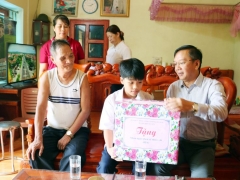 Lãnh đạo UBND huyện Thuỷ Nguyên thăm, tặng quà nhân ngày Quốc tế Thiếu nhi