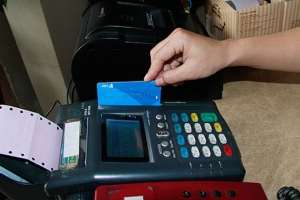 Đã đến lúc quản lý rủi ro từ rút tiền qua thẻ tín dụng bằng máy POS?