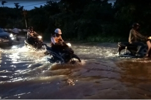 TP. HCM: Triều cường dâng cao, người dân ngâm mình trong nước