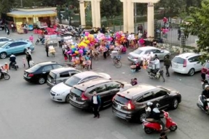 P. Dịch Vọng (Cầu Giấy, Hà Nội): Nhiều đối tượng thu tiền trông giữ xe trái phép tại cửa CV Nghĩa Đô