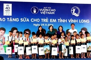Vinamilk trao tặng gần 130.000 ly sữa cho trẻ em tại Vĩnh Long