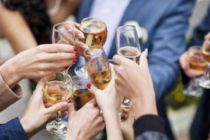 Bộ Chính trị nghiêm cấm cán bộ, đảng viên lợi dụng tiệc tùng, tổ chức ăn uống lãng phí