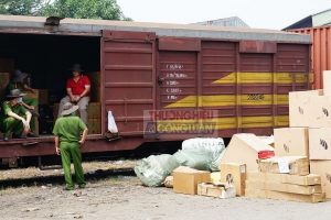 Bình Dương: Phát hiện tàu chở 7.200 viên pháo hoa nhập lậu
