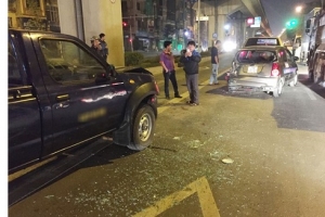 Taxi dừng đèn đỏ, bị xe biển xanh tông văng 5 m