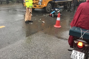 Hà Nội: Tai nạn khiến hai phụ nữ điều khiển xe máy bị thương nặng