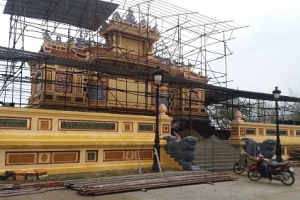Bia Quốc Học – Huế bị “vẽ áo mới”