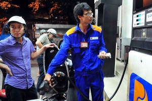 Giá xăng giữ nguyên, dầu tăng 300 đồng/lít
