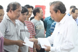 Phó Thủ tướng Trương Hòa Bình thăm hỏi người dân gặp hỏa hoạn tại Nha Trang