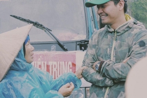 MC Phan Anh tặng bò giống và quà cho bà con miền Trung đón xuân Đinh Dậu