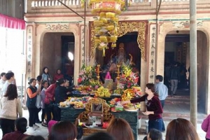 TX. Bỉm Sơn (Thanh Hóa): Người dân tấp nập đi lễ đền Sòng Sơn ngày đầu năm mới