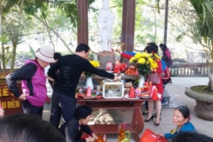 TX. Bỉm Sơn (Thanh Hóa): Những hình ảnh “tức mắt” tại đền Sòng Sơn đầu năm mới