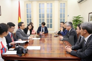 Phó Thủ tướng Vũ Đức Đam tiếp Chủ tịch Báo Asahi Shimbun