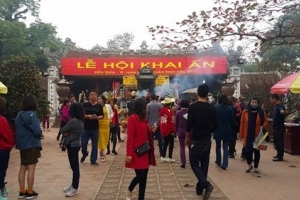 Nam Định: Du khách đông đúc đổ về Đền Trần