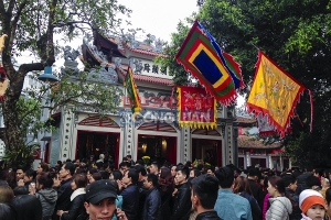 Phủ Tây Hồ “chật cứng” người đi lễ ngày Rằm tháng Giêng