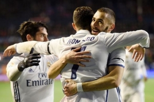 Hạ gục Osasuna, Real đòi lại ngôi đầu bị Barca tạm chiếm