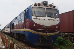 TP. Đà Nẵng: Tàu thống nhất đâm xe đang cẩu cây trên đường sắt