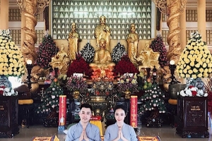 Đăng hình đi lễ chùa Angela Phương Trinh nhận “rổ” gạch đá của cư dân mạng