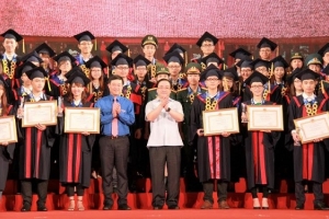 Hà Nội đặc cách 25 thủ khoa xuất sắc vào thẳng công chức