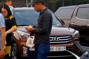 Hà Nội: Lại xuất hiện đối tượng thu tiền trông giữ xe trái phép tại Công viên Cầu Giấy