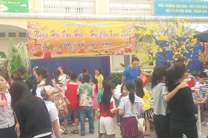 Học sinh Trường Tiểu học Khương Đình hào hứng tham dự Hội chợ Xuân 2017