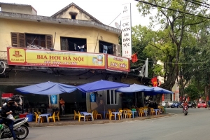 Hàng loạt nhà hàng, quán bia chiếm dụng vỉa hè