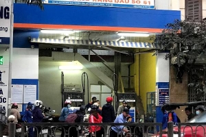 Hà Nội: Cửa hàng xăng dầu số 484 Minh Khai chiếm dụng vỉa hè, lòng đường để kinh doanh?