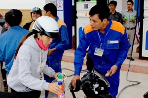 Dán tem niêm phong tại cột bơm xăng dầu: Mới giải quyết "phần ngọn"?