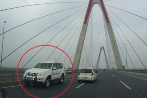 Cơ quan CSĐT vào cuộc vụ xe của Bộ Y tế đi ngược chiều cầu Nhật Tân