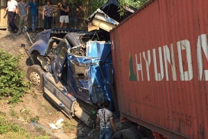 Hà Tĩnh: Xe container nổ lốp lao xuống vực tài xế thoát chết thần kỳ