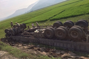 Hà Tĩnh: Xe container đâm đổ hàng rào taluy lật ngửa giữa ruộng