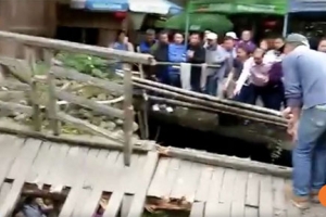 Hơn 20 du khách gặp sự cố khi cầu sập tại Trung Quốc