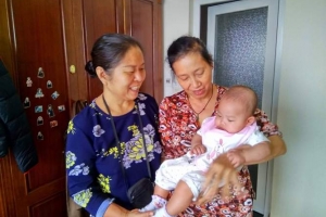 Nghi vấn bé gái bị bỏ lại tại chung cư Thái Hà