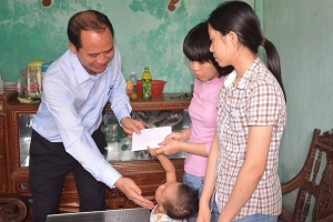 Thủ tướng Nguyễn Xuân Phúc: Đảm bảo tương lai bền vững cho 3 chị em hiến tạng mẹ