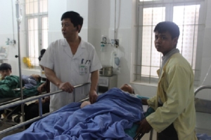 Bé 8 tuổi bị dập nát bàn tay vì điện thoại phát nổ