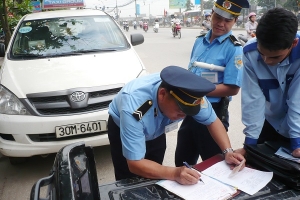 Hà Nội: Thu hồi hàng trăm phù hiệu ô tô vi phạm trong tháng 3/2017