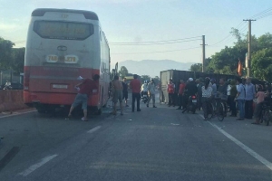 Hà Tĩnh: Xe khách đâm xe tải, hành khách một phen hú vía