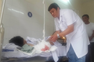 Nam sinh viên bị kẹt vào cửa xe khiến cánh tay đứt rời sau va chạm giao thông