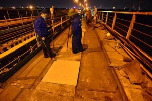 Cầu Long Biên sửa chữa trong đêm để... “khoác áo mới”