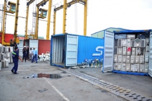 Bắt giữ 3 container chứa 600 bộ máy lạnh nhập lậu về Việt Nam