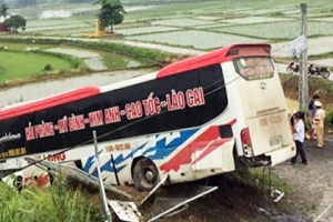 Xe khách lao khỏi đường cao tốc khiến 1 người chết, nhiều người bị thương