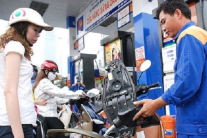 Chiều nay, giá xăng giảm 435 đồng/lít