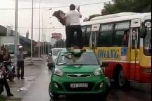 Hải Dương: Lái xe Taxi đánh cô gái khi trèo lên nóc xe