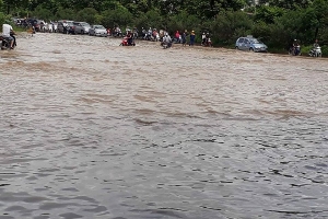 Hà Nội: Đại lộ Thăng Long ngập úng nghiêm trọng, giao thông hỗn loạn