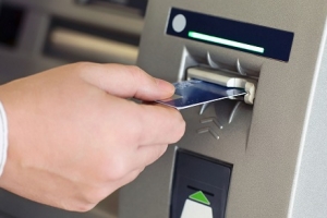Rút tiền qua ATM ở ngân hàng nào đang miễn phí