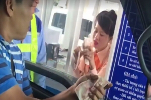 Tiền Giang: Nhiều tài xế vẫn dùng tiền lẻ mua vé qua trạm thu phí Cai Lậy