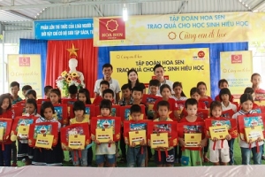 Tôn Hoa Sen đồng hành cùng em đi học