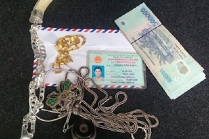 Đến nhà họ hàng chơi, phá tủ trộm vàng