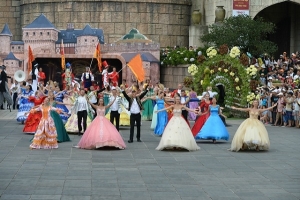 Lần đầu tiên Hà Nội tổ chức trình diễn carnival nghệ thuật trên phố đi bộ
