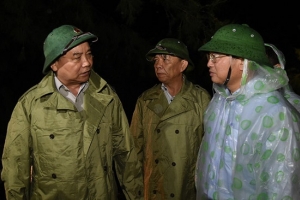 Thủ tướng Nguyễn Xuân Phúc trực tiếp thị sát và chỉ đạo khắc phục hậu quả bão số 10